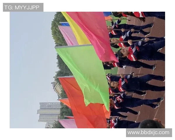 足球宝贝魅力四射的精彩瞬间，展现青春活力与运动激情的完美结合